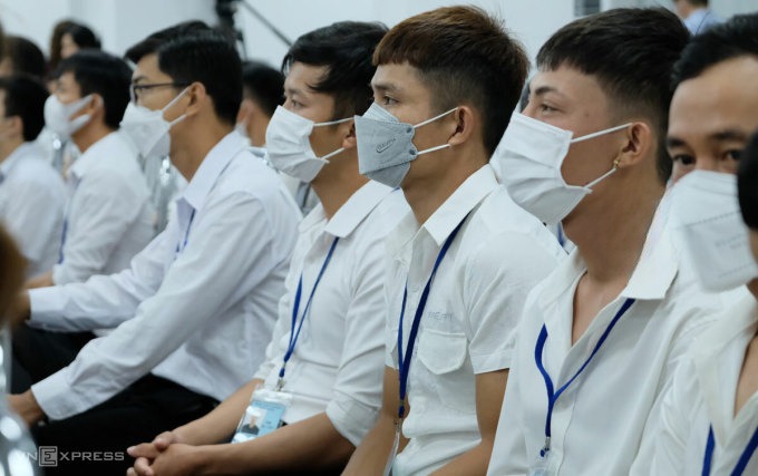 Lao động chuẩn bị đi Hàn Quốc nghe tư vấn tại phiên giao dịch việc làm Hà Nội, ngày 21/7. Ảnh: Hồng Chiêu